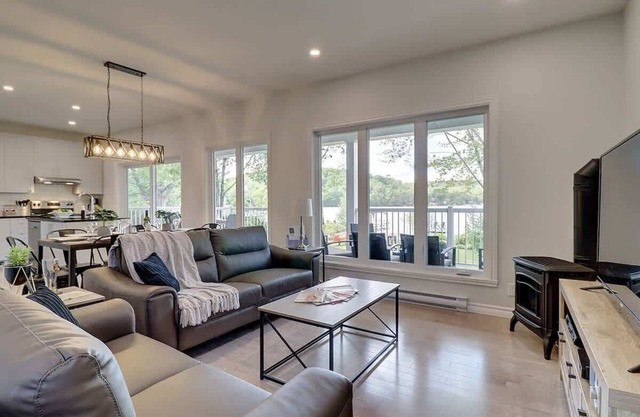 Edge of Lake Lovering - Spa - Calypso