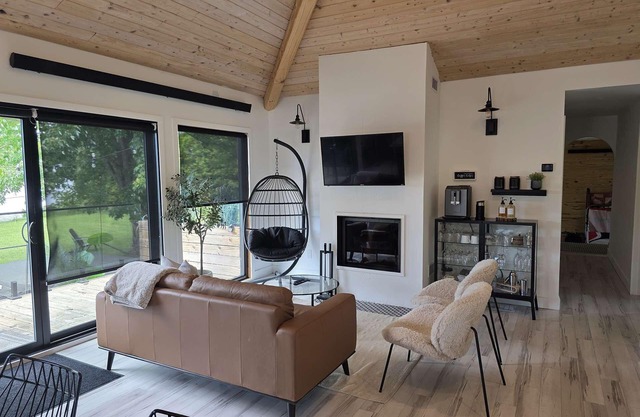 Edge of Lake Lovering - Spa - Chic Shack