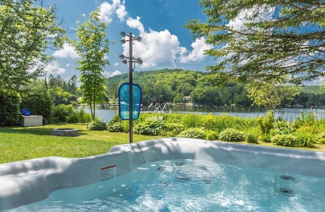 Edge of Lake Lovering - Spa - Solstice