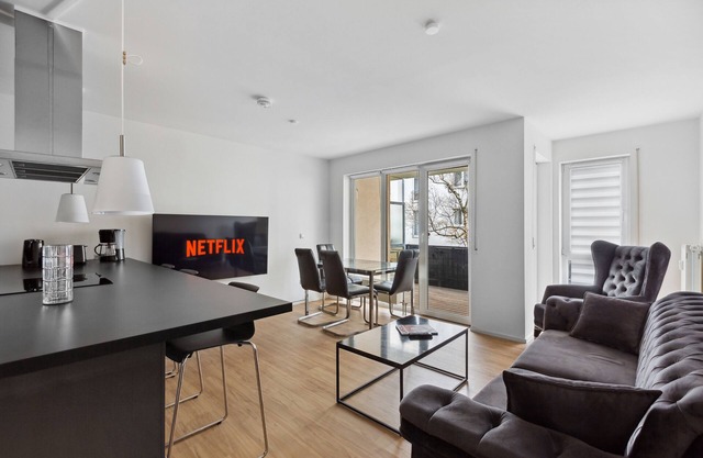 Eindrucksvolle Zwei-zimmer-wohnung mit Balkon und Großer Küche