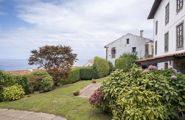 El Tresmayu. Manor house with garden in Lastres. Sea and mountain views.