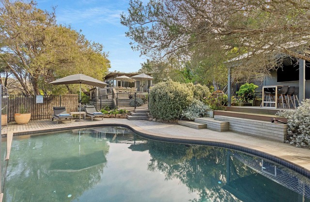 Elandra by Ready Set Stay - Outdoor solar heated pool, WIFI, BBQ, linen