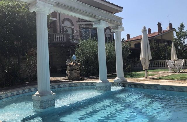 Elegant, well connected with private pool. With views over Tivoli Villa Adriana