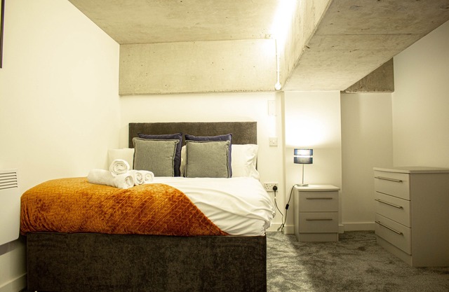 Elegant 1 Bed Duplex APT- West Bromwich