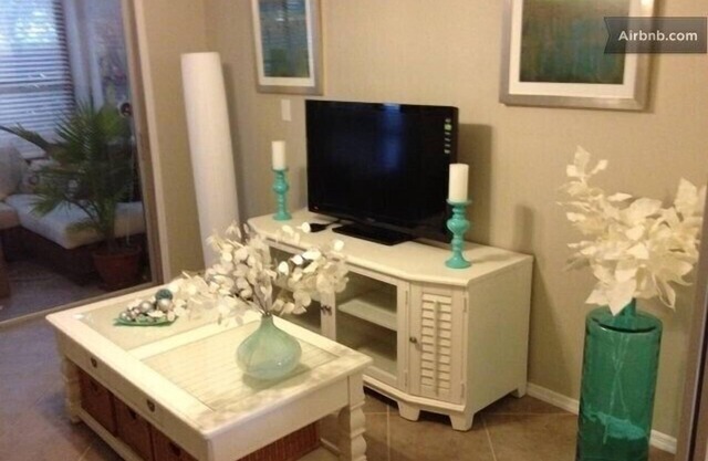 Elegant 1 Bedroom Ft. Myers Condo w/swimming pool (long term rents available)
