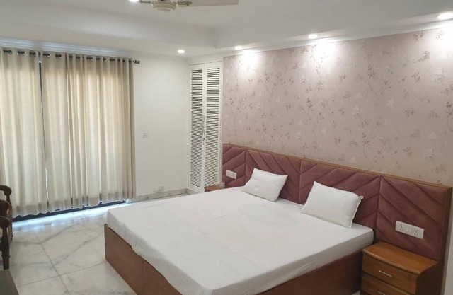 Elegant 1 BR set in Connaught Place