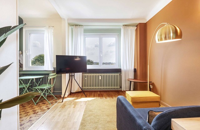 Elegant 1BR Apartment w/Full Kitchen & Workspace