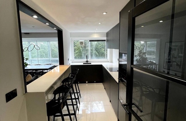Elegant 2-bed Oasis: Renovated, Artful Decor & Sunlit in Queens Park