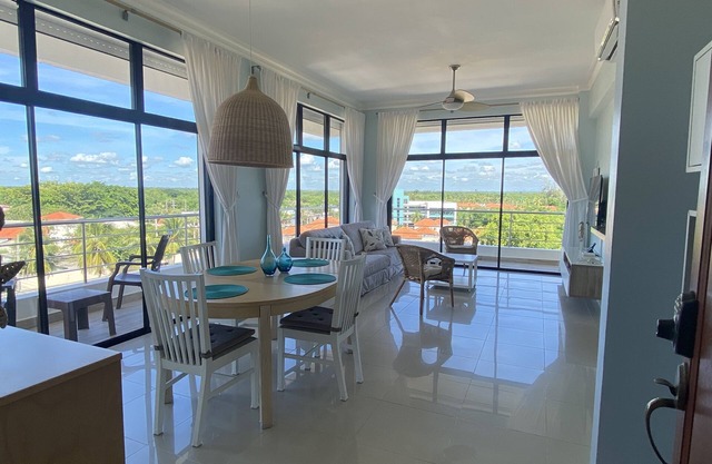 Elegant 2-BR Ocean View Apt. Pool, Jacuzzi, Just Walk to Beautiful Sandy Beach