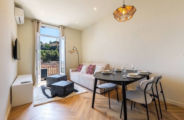 Elegant 2-room apartment with sea view on the outskirts of Monaco