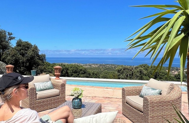 Elegant 270m2 villa in 2ha grounds with swimming pool and 180° sea view