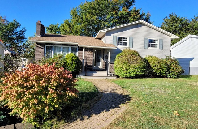 Elegant 3-Bedroom Haven, Private Bath + Deck & BBQ. Shared Kitchen.