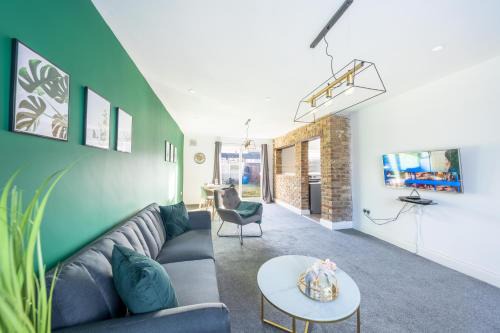 Elegant 3BR Home, Sleeps 5, Contractor Stay-Friendly, Near M25, Free Parking