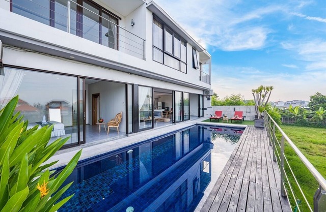 Elegant, 4-Bedroom Villa in Central Seminyak