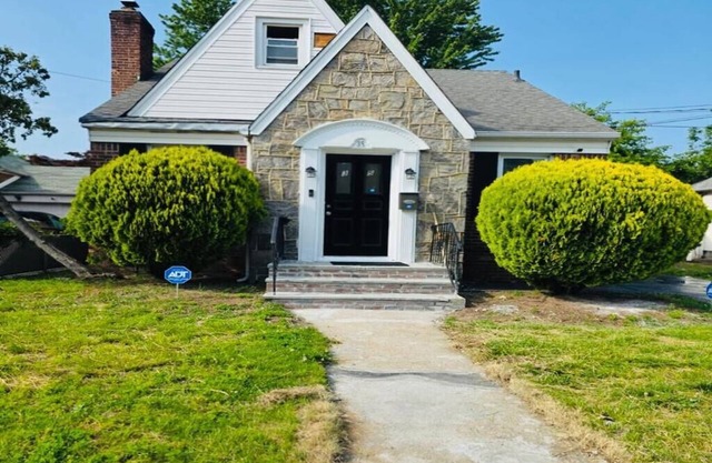 Elegant 5BR Family Oasis – 5 Mins to JFK, Walk to Mall & Train, Free Parking!