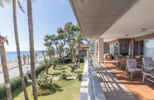 Elegant and classic apartment in the most exclusive residential area of Benicassim.