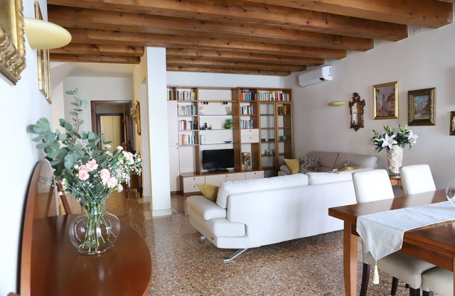 Elegant apartment overlooking Piazza delle Erbe & Palazzo della Ragione