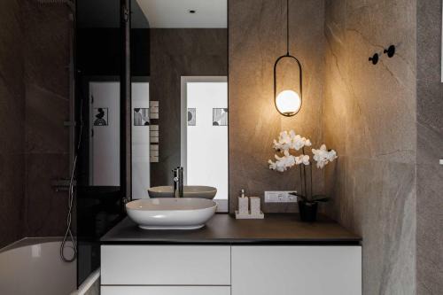 Elegant Apartment with Balcony, Dedicated Workspace, Coffee Station and 65" Smart TV - GrandStay md