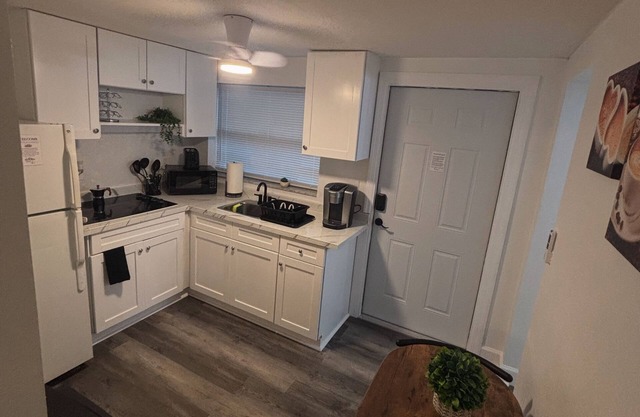 Elegant Apartment with Private Patio Oasis. Affordable, Comfort and Cozy Stay.