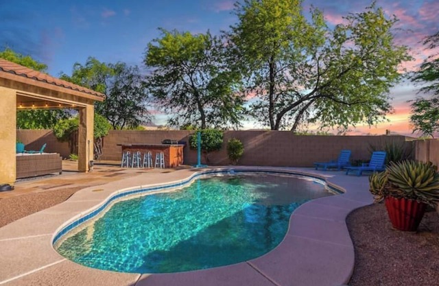 Elegant desert getaway. 4 bedroom 2.5 bath. Sleeps 8. Heated pool. Outdoor BBQ.