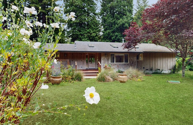Elegant, dog-friendly home among redwoods w/large deck & incredible forest view