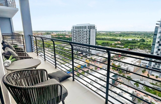 Elegant Doral Getaway: 2BR Luxury