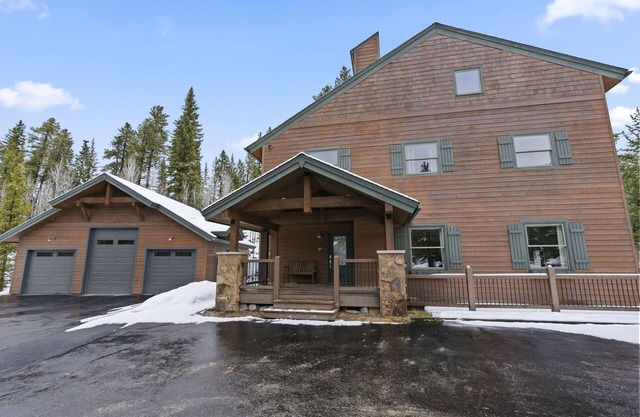 Elegant Family Cabin w/Hot Tub & Game Room, 5 Mins to Breck