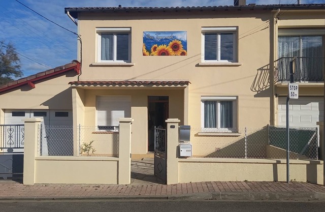 Elegant, fully-equipped guest room facing the Ariege Pyrenees, TV and WIFI.