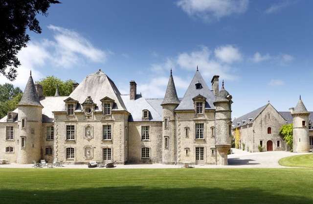 Elegant historic castle with pool, tennis, and Wi-Fi in Yvetot-Bocage