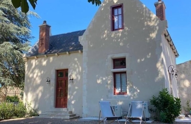 Elegant house with private garden, air conditioning and parking in Ainay-le-Vieil