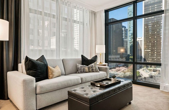 Elegant Luxury: 2 Bed Canada Place - Valet Parking