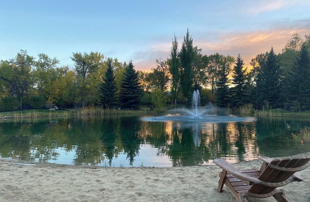 Elegant luxury country estate in the heart of Alberta w/guest house & pasture.