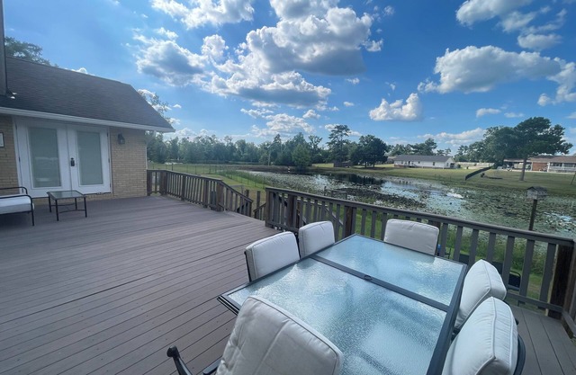 Elegant Peaceful Lakefront house in pleasant Marianna with WiFi, AC