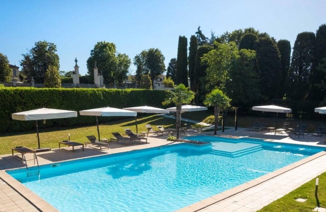 Elegant Prinetti residence with pool,tennis Monza