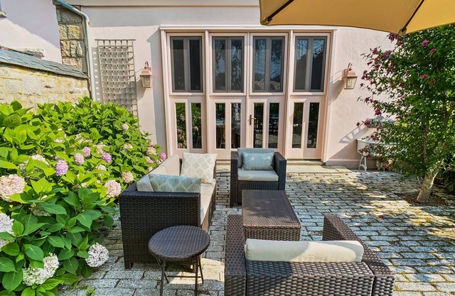 Elegant Renovated Carriage House in Newport's Historic District