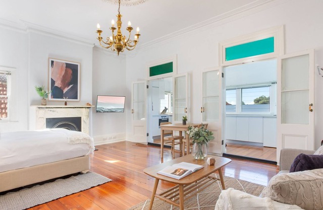 Elegant Studio with Sunny Kitchen 25 min from CBD