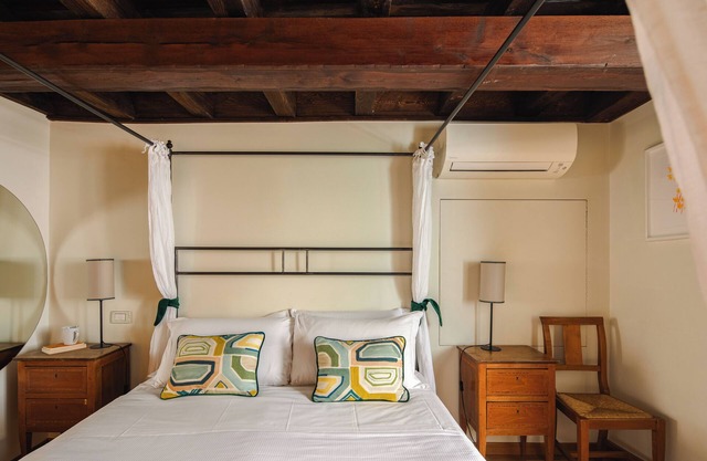 Elegant superior suite in the very heart of Rome. Perfect for a family!
