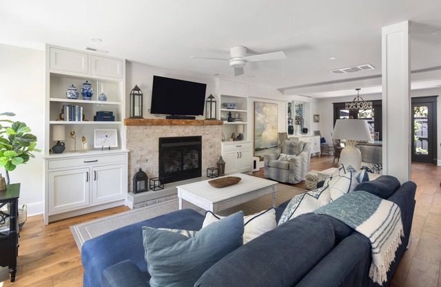 Elegant Townhouse + Historic Downtown + Private Patio and Parking
