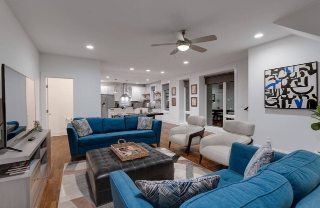 Elegant Townhouse Near Broadway
