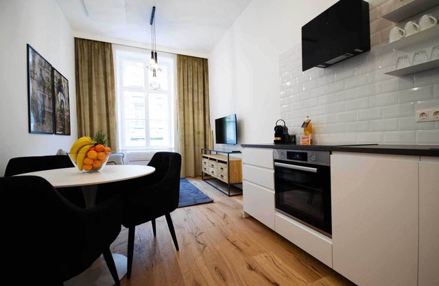 Elegant Vienna apartment - historic building, modern comfort