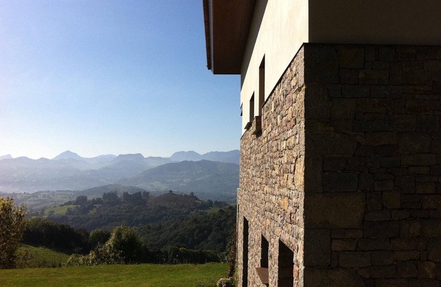 Elegant villa with spectacular view between the beach and the mountains