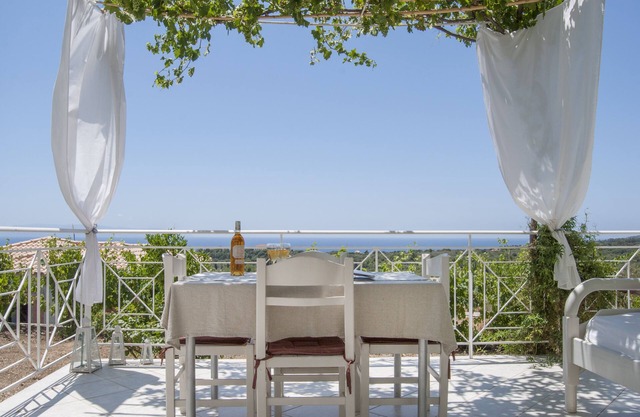 Elegant villas with amazing sea view - just 1,5 km from the beach!