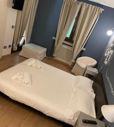 Elegante camera matrimoniale con balcone a 500 mt dal mare