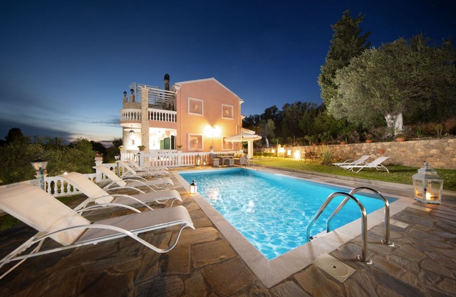 Eleonas: Elegant villa close to Ipsos, A/C, WiFi