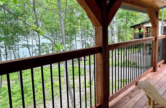 Elevated cabin nestled among the trees, and the Saint John River. Pet friendly.n