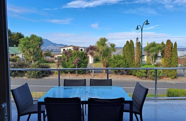 Elevated Taupo Views – Modern Family Home