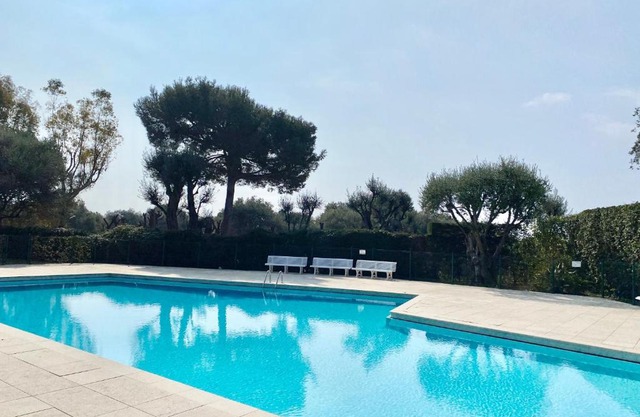 Elia-parking-jardin-piscine-climatisation