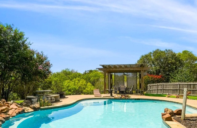 Elite 4BR/2B Home with Hot Tub, Pool, and BBQ