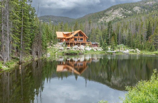 Elk Creek Lodge- Beautiful Rocky Mountain Getaway!