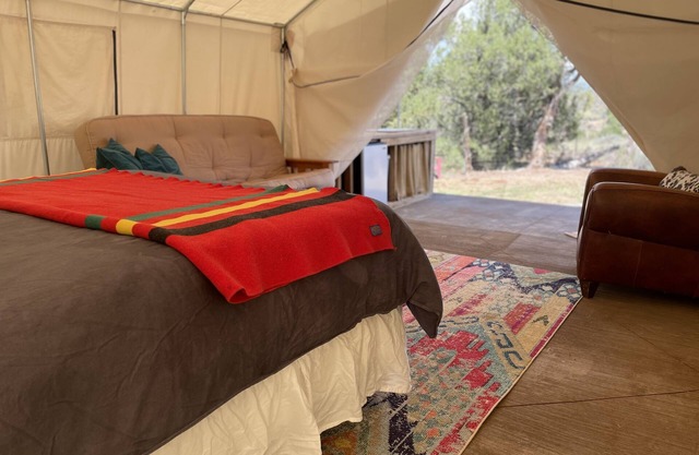 Elk Ridge Casita/Glamping in large canvas tent with stunning views